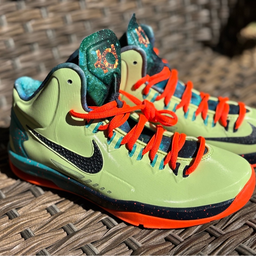 Boys Nike Extraterrestrial Sneakers Size 5Y
